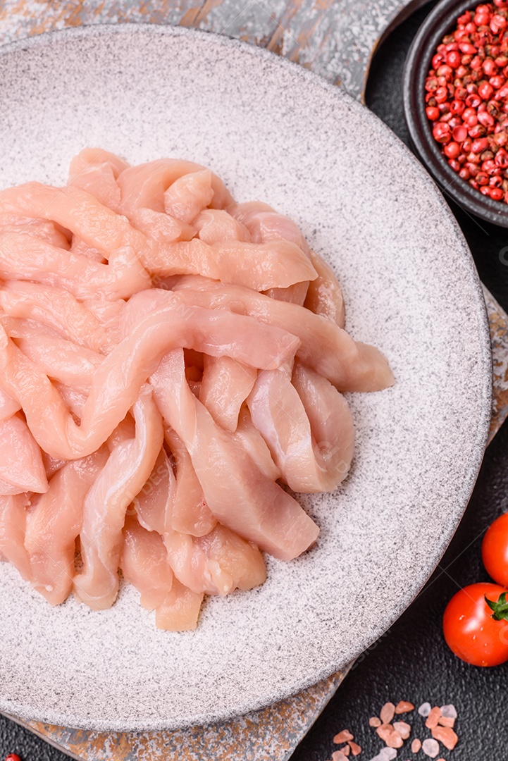 Imagem exibe pedaços de frango cru