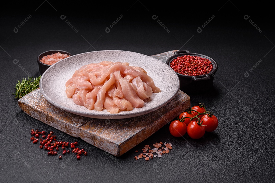 Imagem exibe pedaços de frango cru