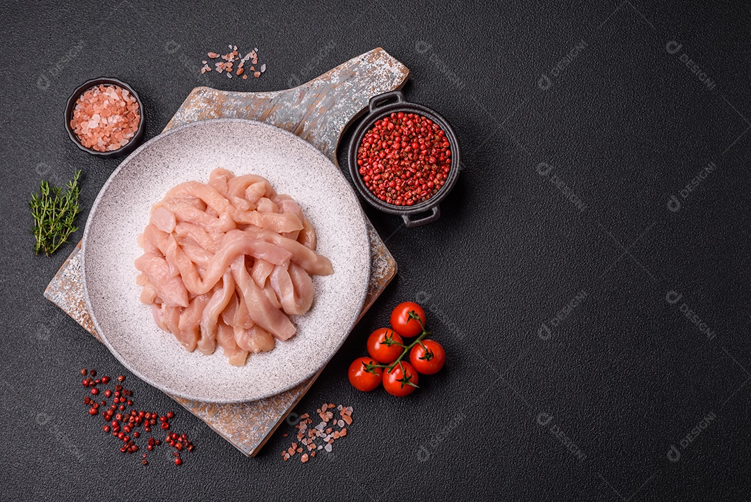 Imagem exibe pedaços de frango cru