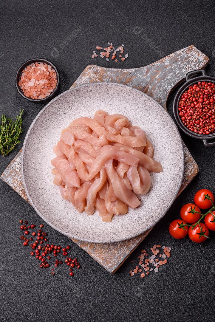 Imagem exibe pedaços de frango cru