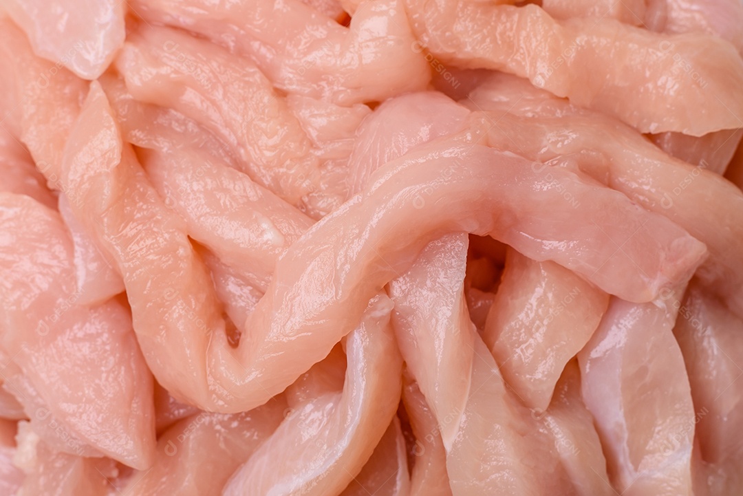 Imagem exibe pedaços de frango cru