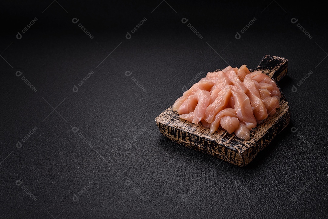 Imagem exibe pedaços de frango cru