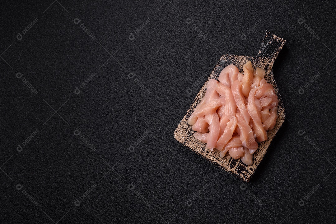 Imagem exibe pedaços de frango cru