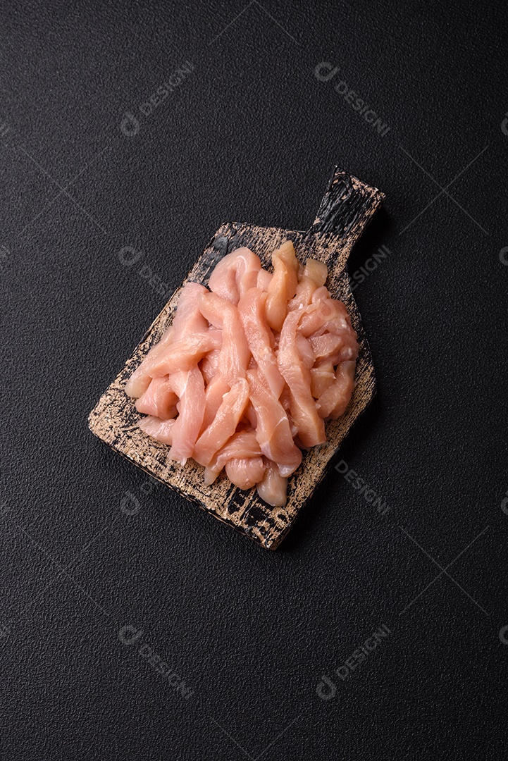 Imagem exibe pedaços de frango cru