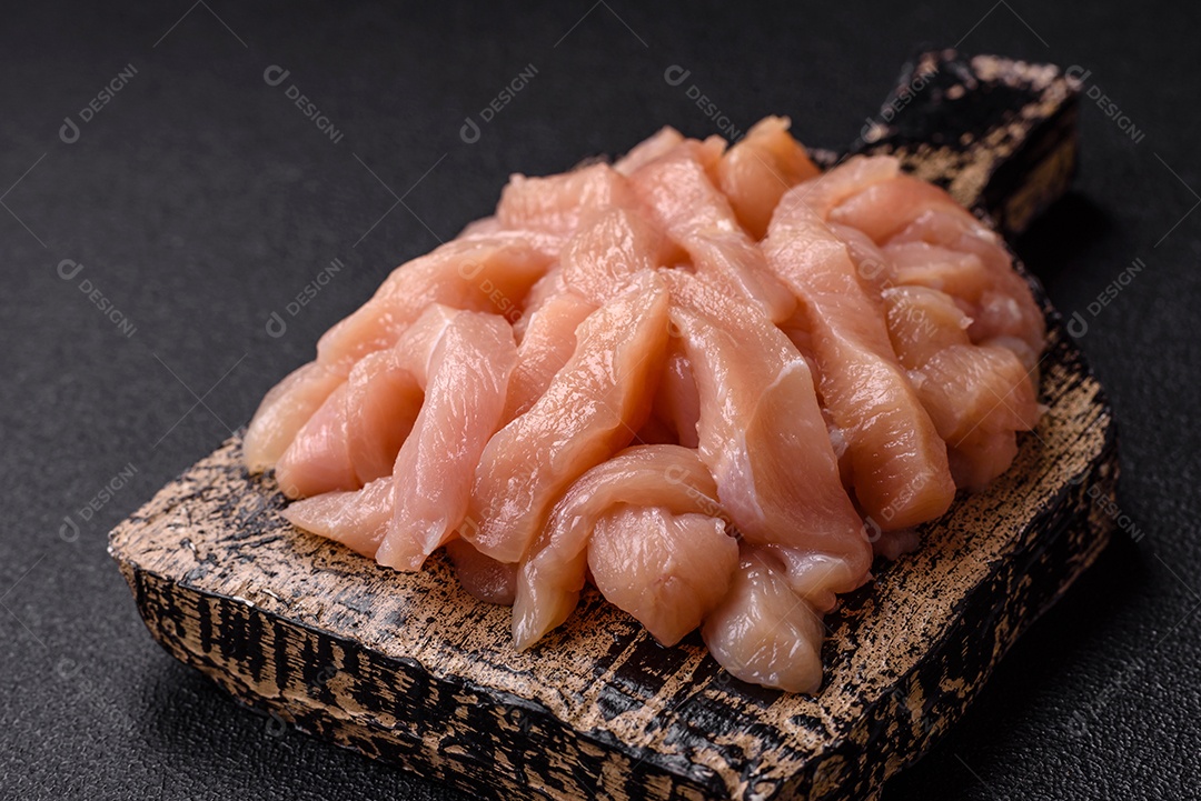 Imagem exibe pedaços de frango cru