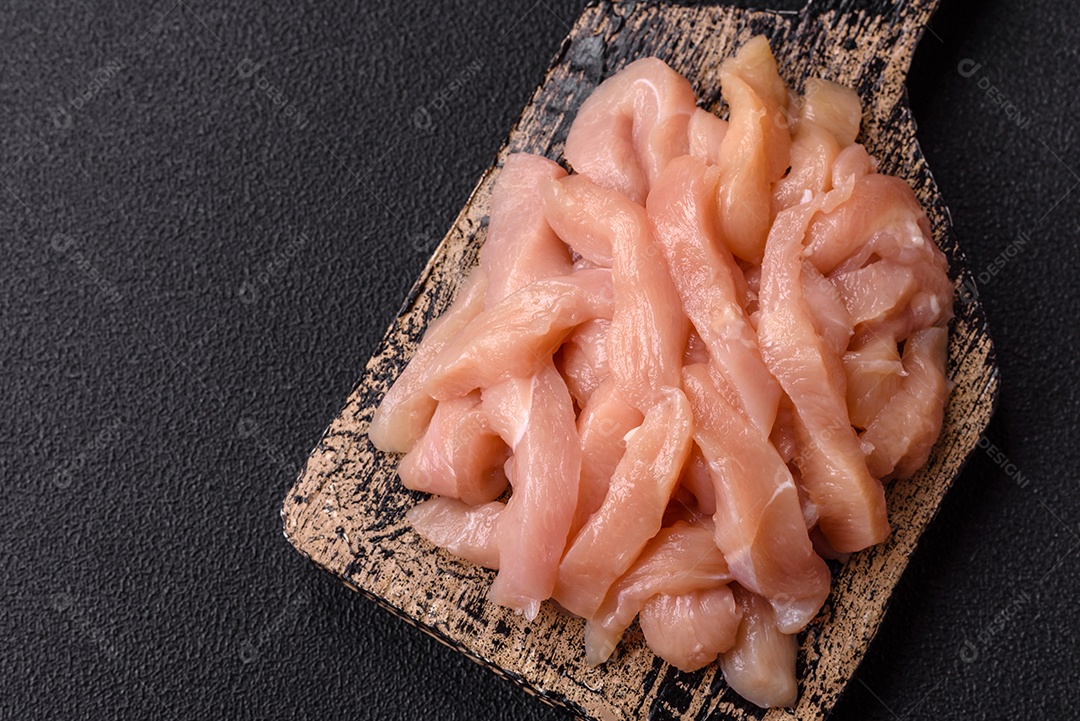 Imagem exibe pedaços de frango cru