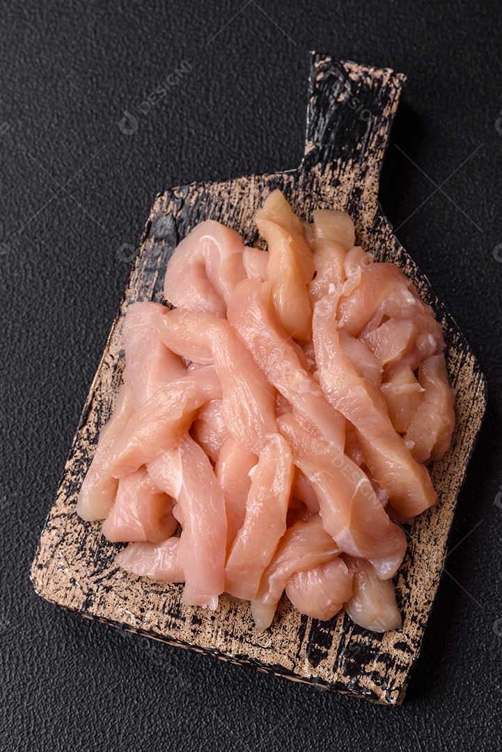 Imagem exibe pedaços de frango cru