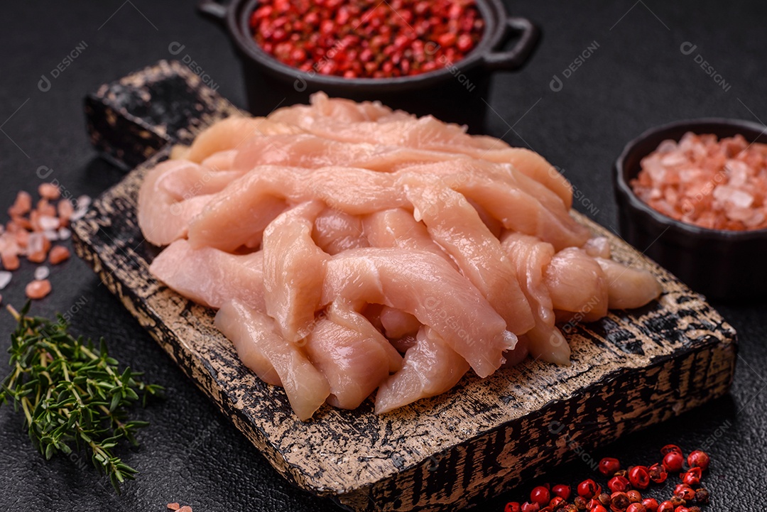 Imagem exibe pedaços de frango cru