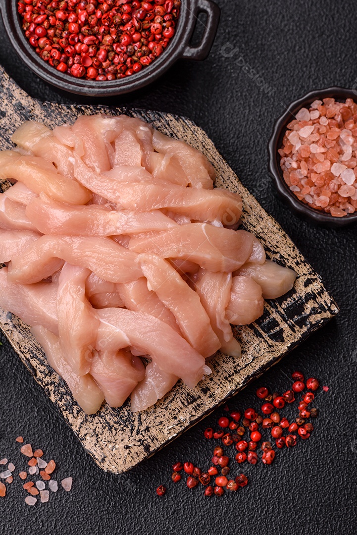 Imagem exibe pedaços de frango cru