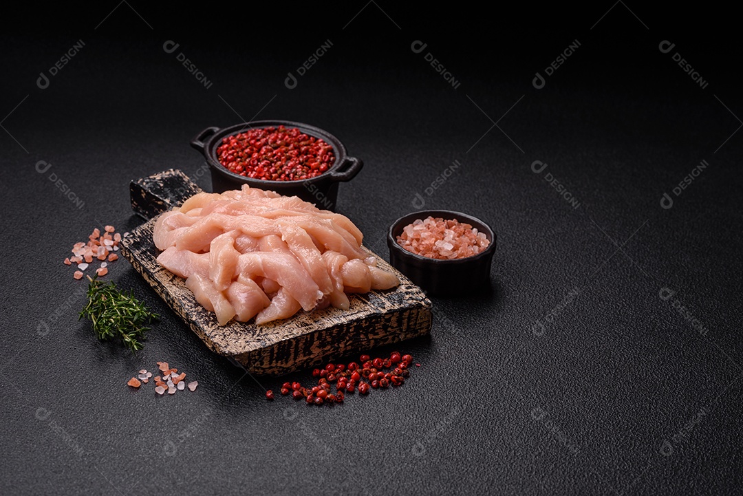 Imagem exibe pedaços de frango cru