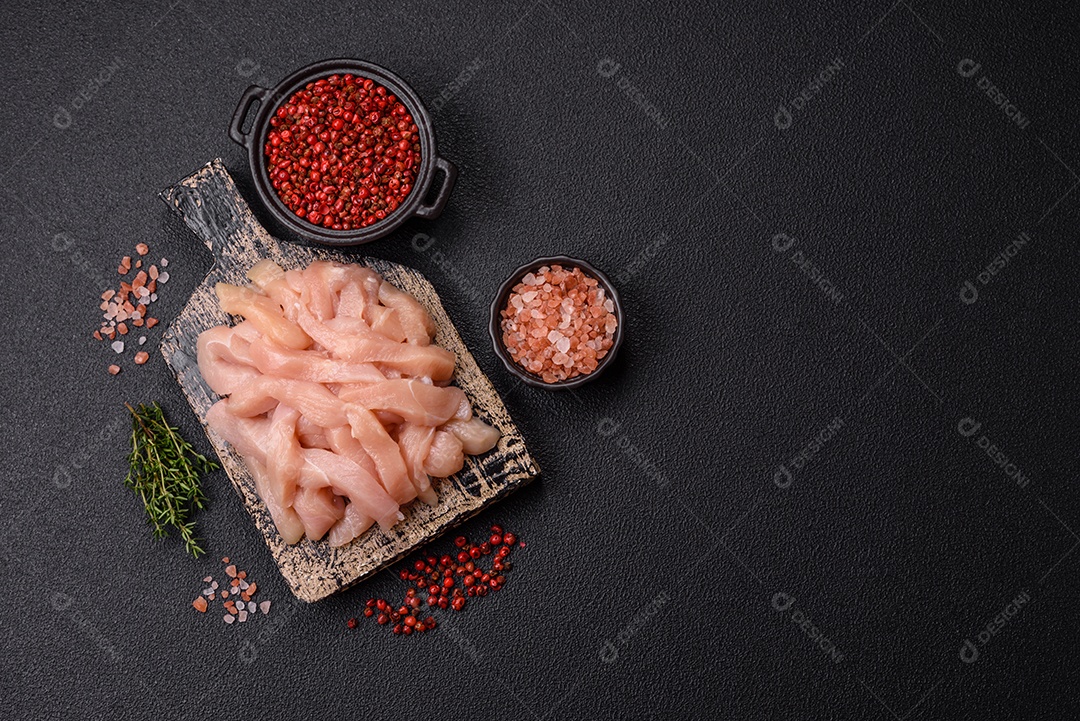 Imagem exibe pedaços de frango cru