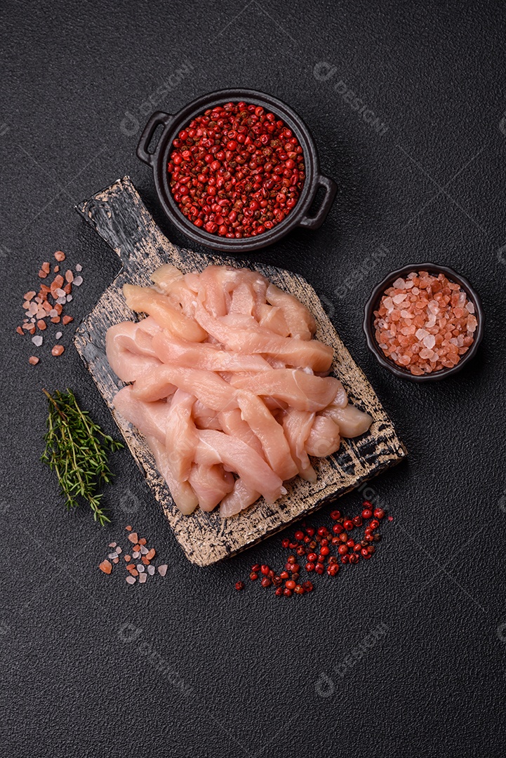 Imagem exibe pedaços de frango cru