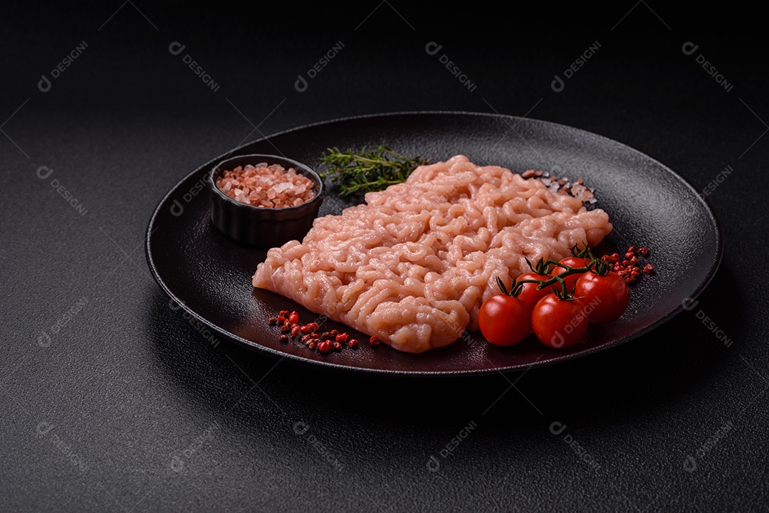 Imagem exibe carne moída, um ingrediente culinário versátil