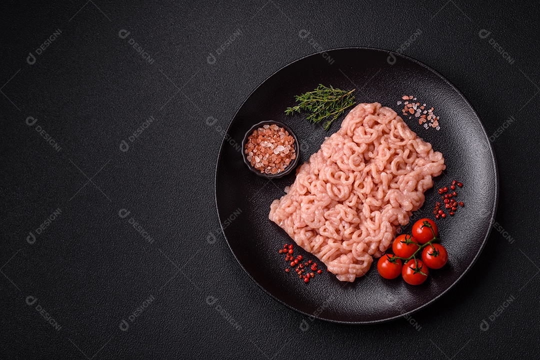 Imagem exibe carne moída, um ingrediente culinário versátil