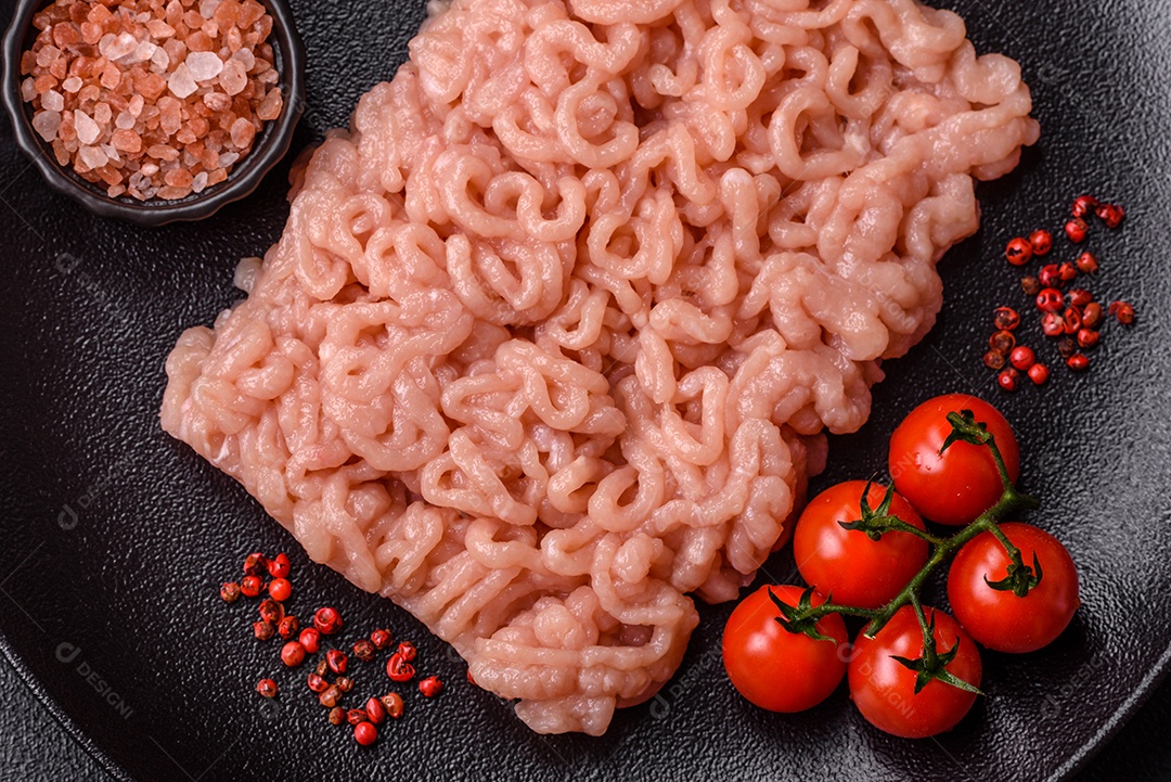 Imagem exibe carne moída, um ingrediente culinário versátil