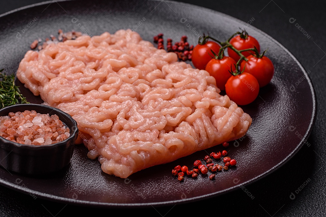 Imagem exibe carne moída, um ingrediente culinário versátil