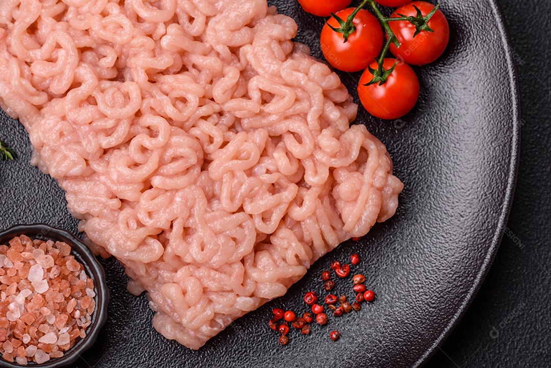 Imagem exibe carne moída, um ingrediente culinário versátil