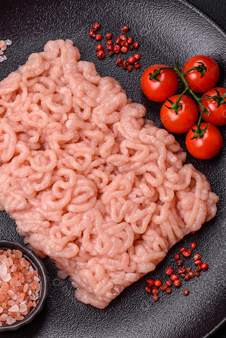 Imagem exibe carne moída, um ingrediente culinário versátil