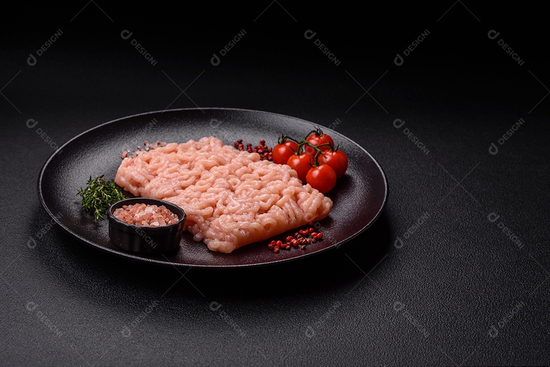 Imagem exibe carne moída, um ingrediente culinário versátil