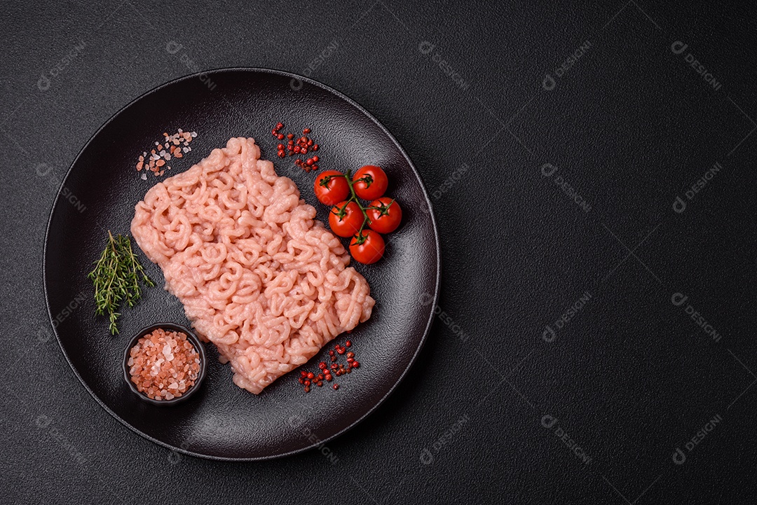 Imagem exibe carne moída, um ingrediente culinário versátil
