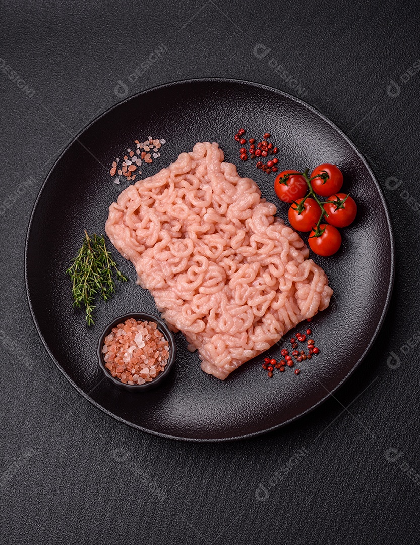 Imagem exibe carne moída, um ingrediente culinário versátil