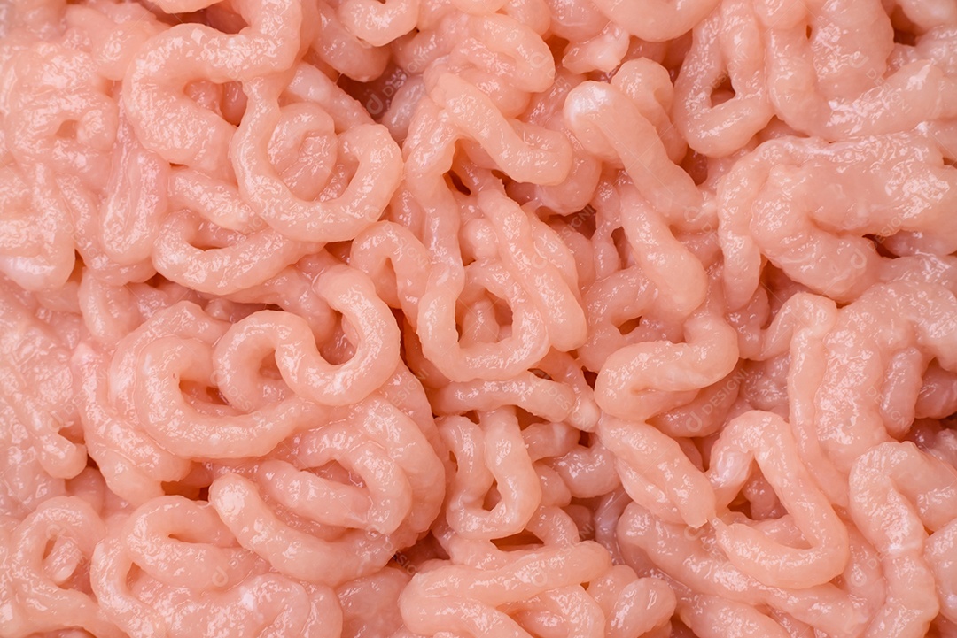 Imagem exibe carne moída, um ingrediente culinário versátil