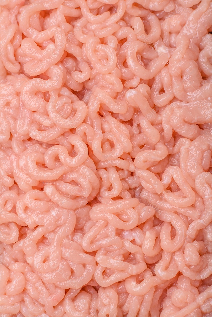 Imagem exibe carne moída, um ingrediente culinário versátil