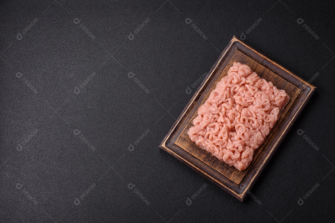 Imagem exibe carne moída, um ingrediente culinário versátil