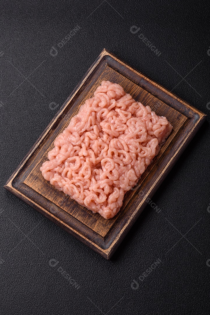 Imagem exibe carne moída, um ingrediente culinário versátil