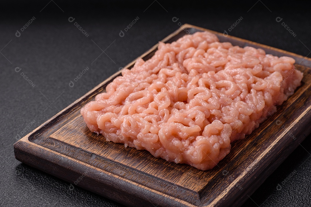 Imagem exibe carne moída, um ingrediente culinário versátil