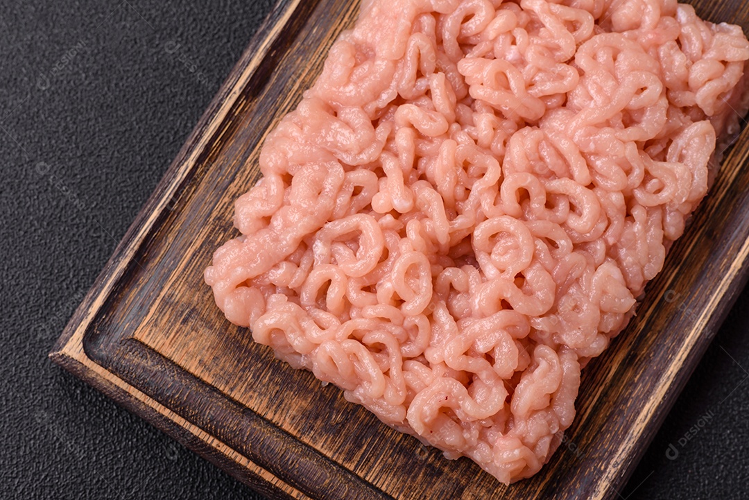 Imagem exibe carne moída, um ingrediente culinário versátil