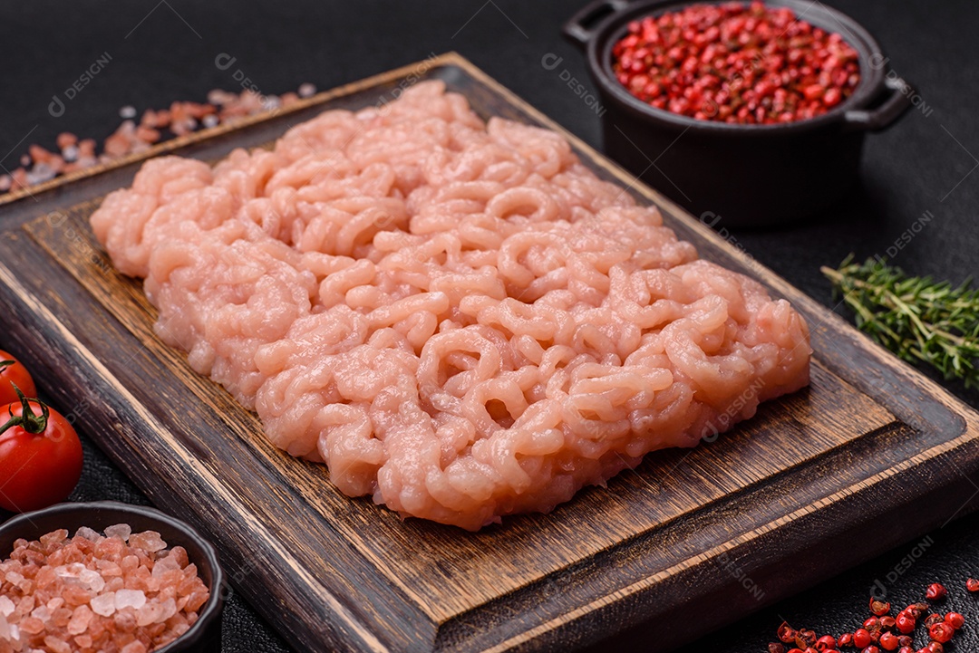 Imagem exibe carne moída, um ingrediente culinário versátil