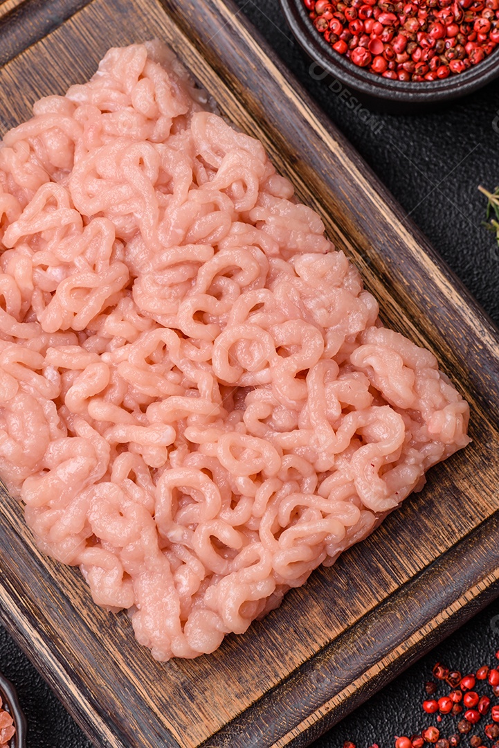 Imagem exibe carne moída, um ingrediente culinário versátil