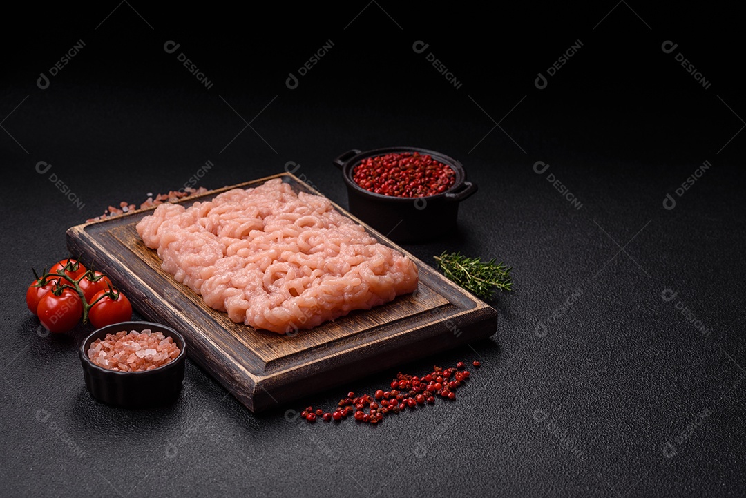 Imagem exibe carne moída, um ingrediente culinário versátil