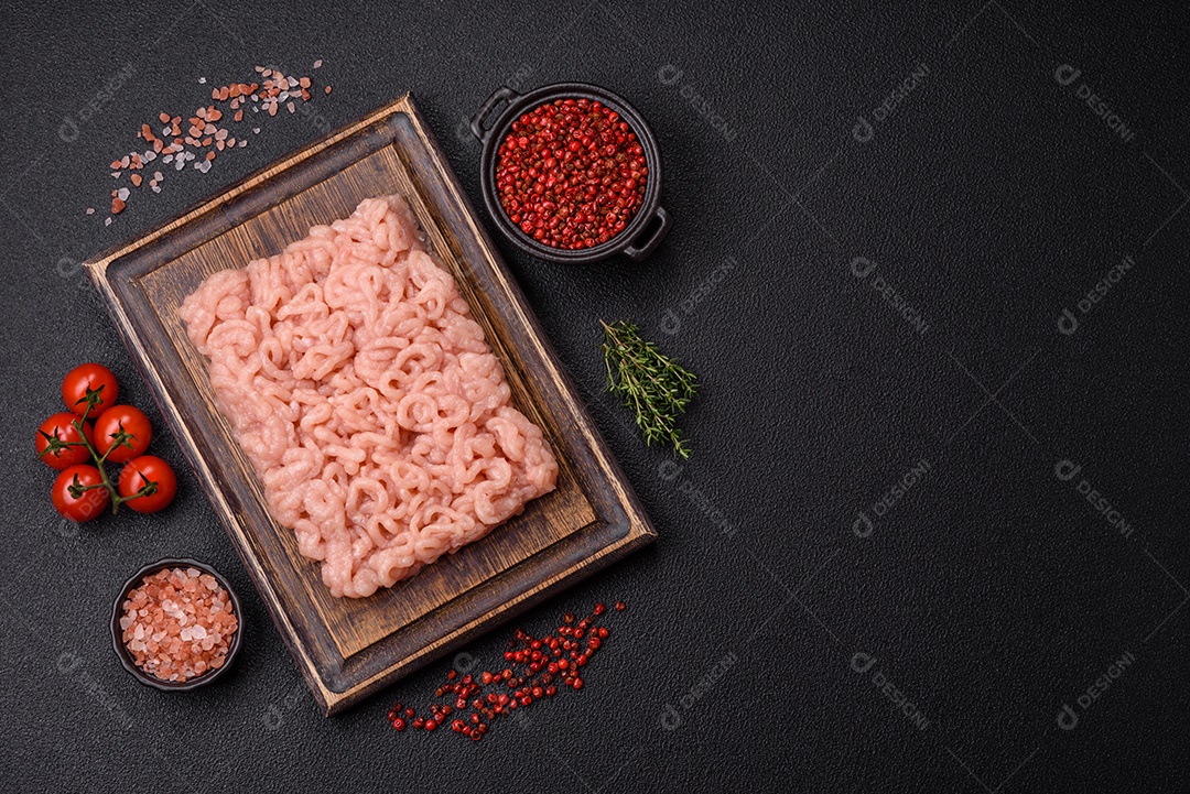 Imagem exibe carne moída, um ingrediente culinário versátil