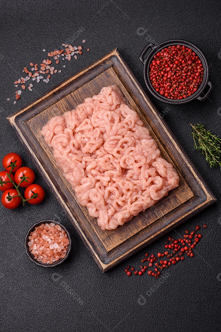 Imagem exibe carne moída, um ingrediente culinário versátil