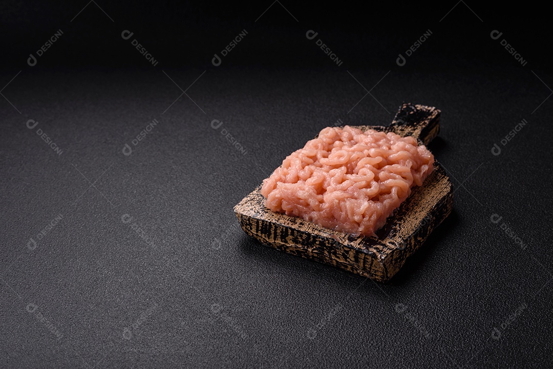 Imagem exibe carne moída, um ingrediente culinário versátil