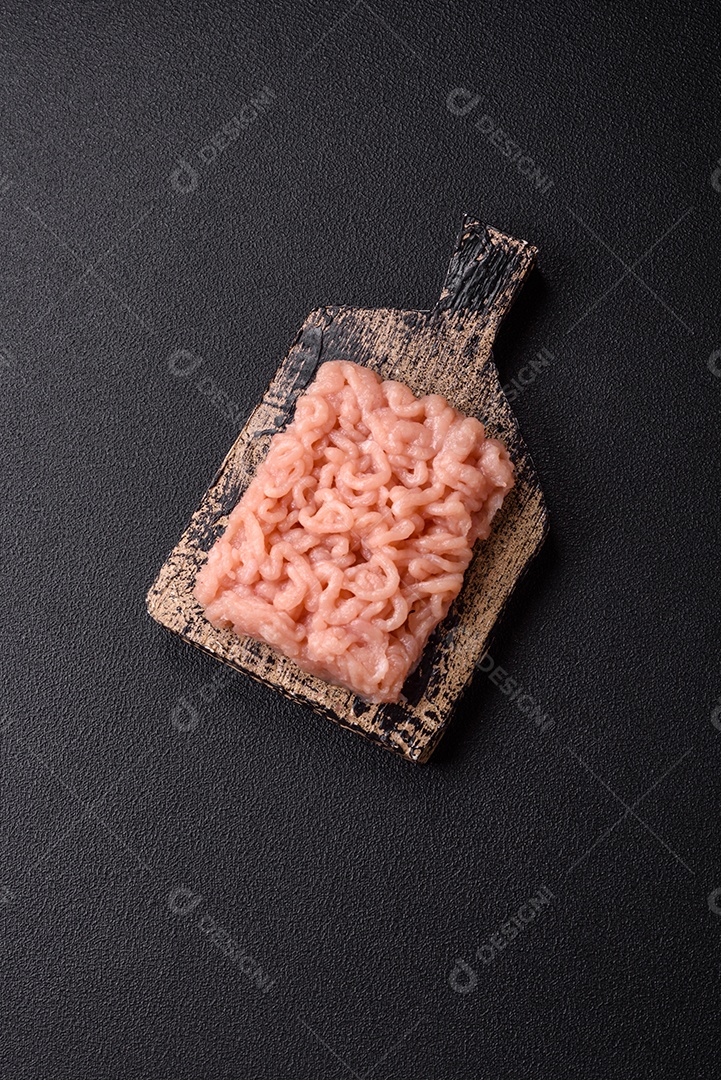 Imagem exibe carne moída, um ingrediente culinário versátil