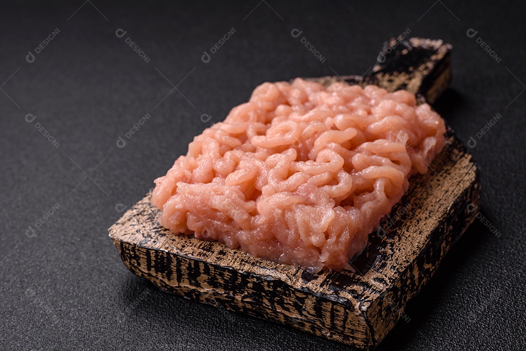 Imagem exibe carne moída, um ingrediente culinário versátil