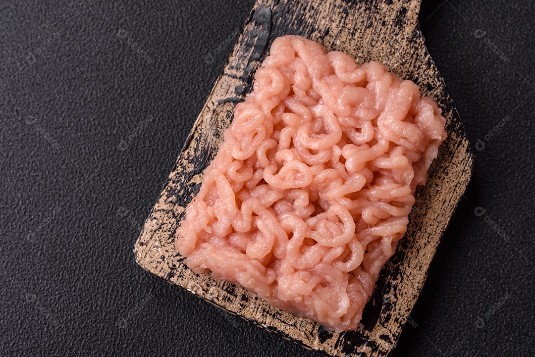 Imagem exibe carne moída, um ingrediente culinário versátil