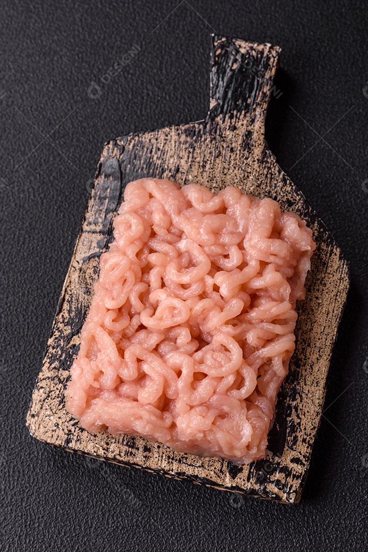 Imagem exibe carne moída, um ingrediente culinário versátil