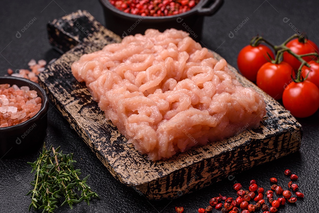 Imagem exibe carne moída, um ingrediente culinário versátil