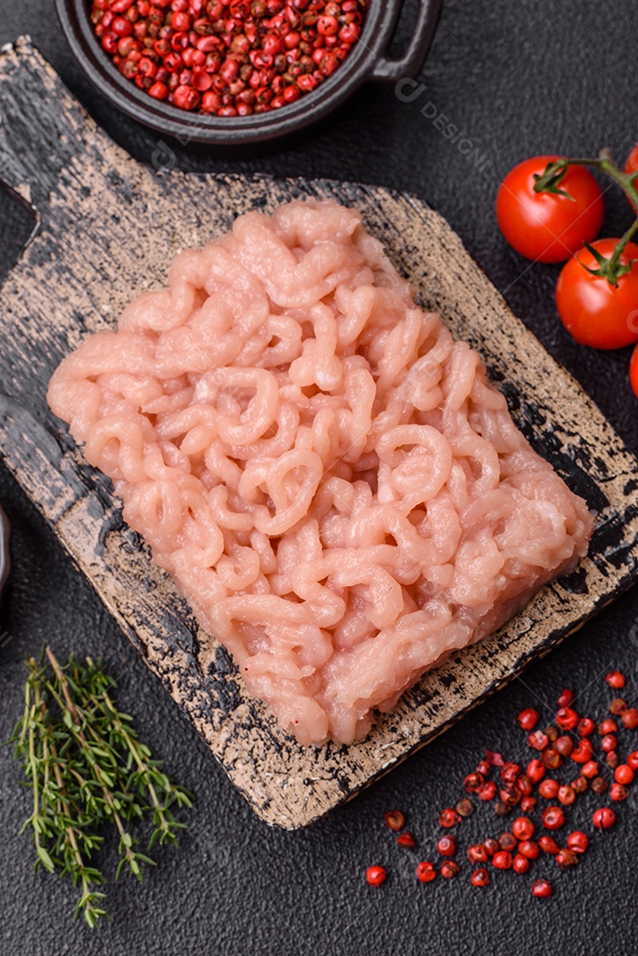 Imagem exibe carne moída, um ingrediente culinário versátil