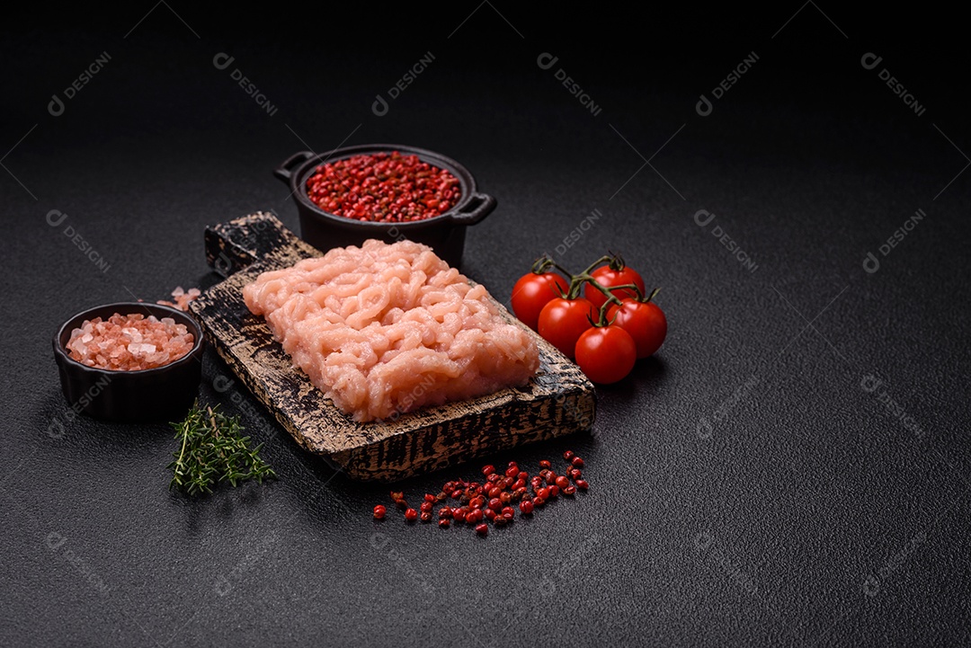 Imagem exibe carne moída, um ingrediente culinário versátil