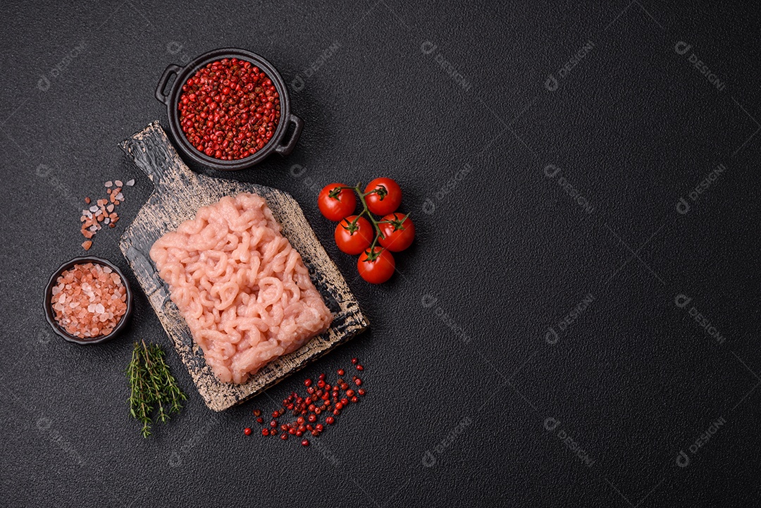 Imagem exibe carne moída, um ingrediente culinário versátil