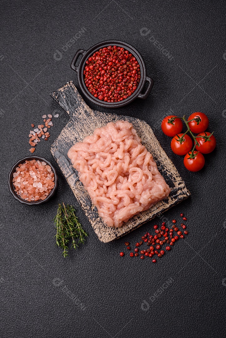 Imagem exibe carne moída, um ingrediente culinário versátil