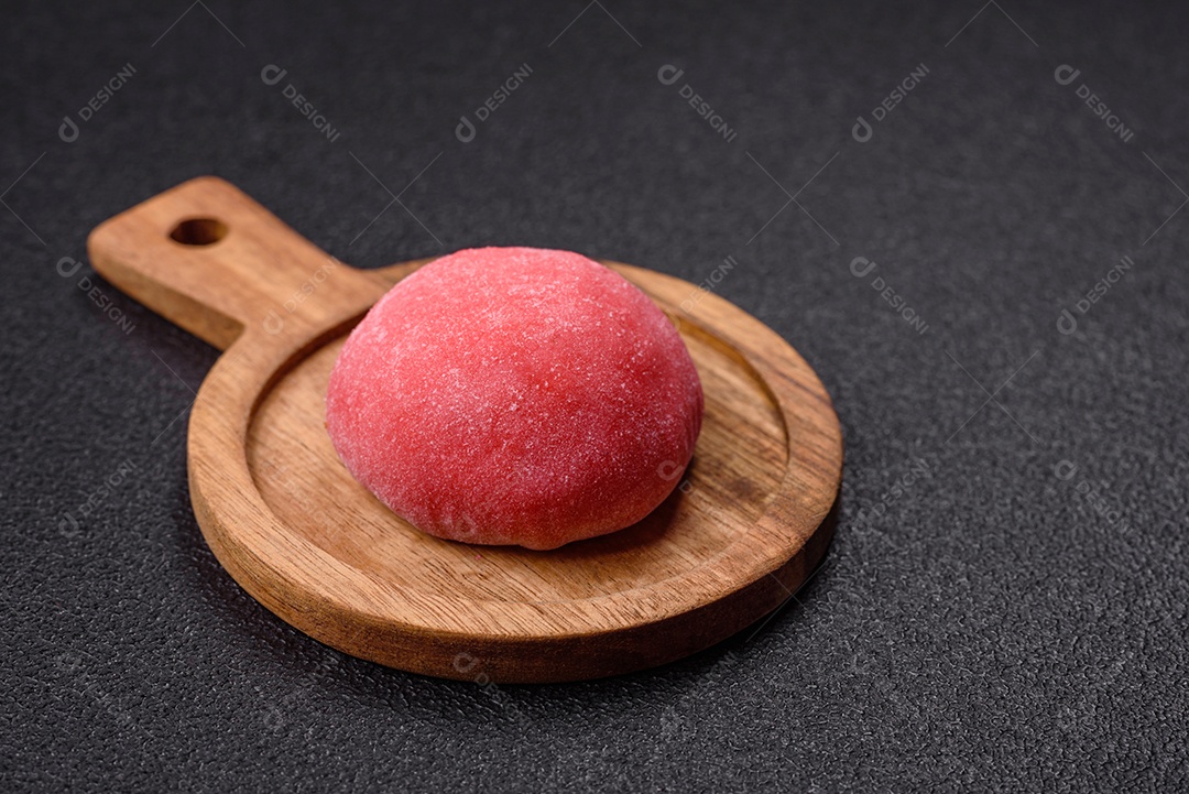 Imagem mostra um Mochi (ou Moti), um tradicional doce japonês feito de arroz glutinoso