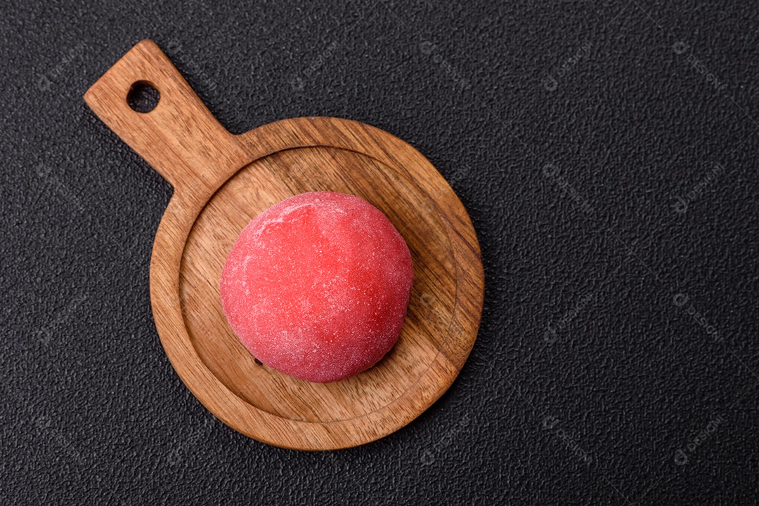 Imagem mostra um Mochi (ou Moti), um tradicional doce japonês feito de arroz glutinoso