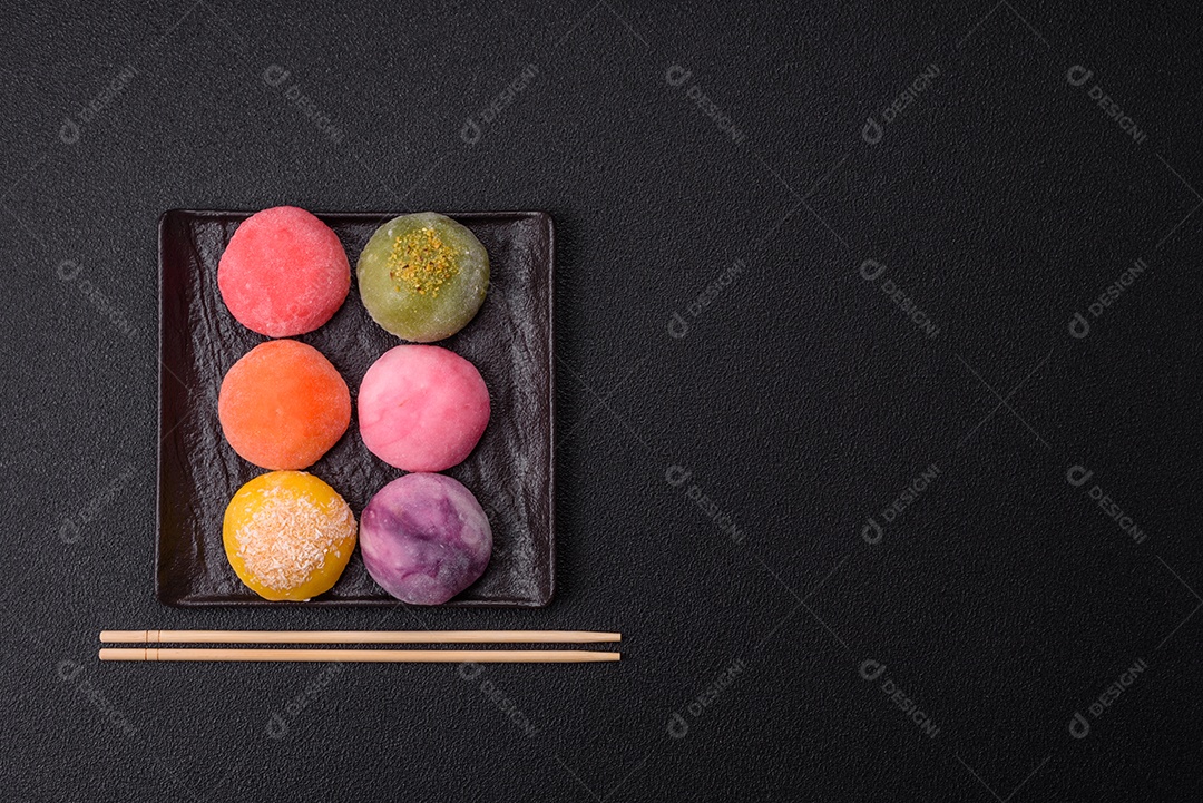 Imagem mostra dois bolinhos de arroz