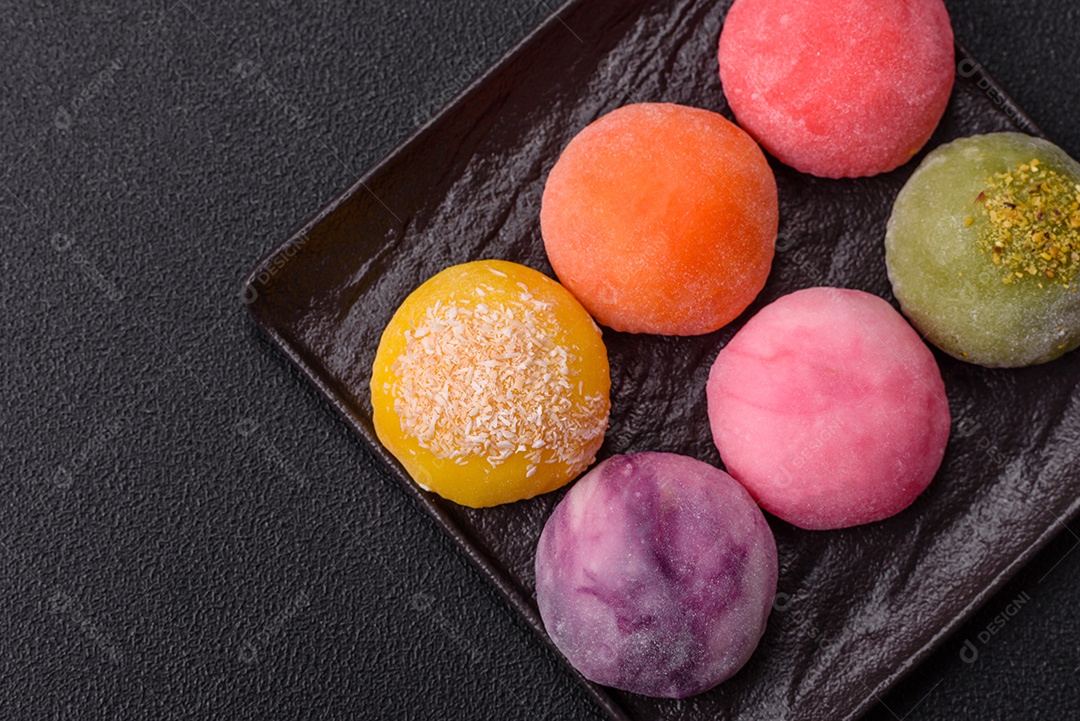 Imagem mostra dois bolinhos de arroz